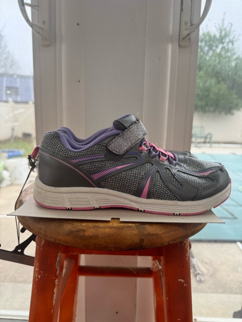 Danskin Now Girls Athletic Shoes Size 6 Gray Pink Sparkle Sneakers NWT W/Stain - Picture 3 of 11